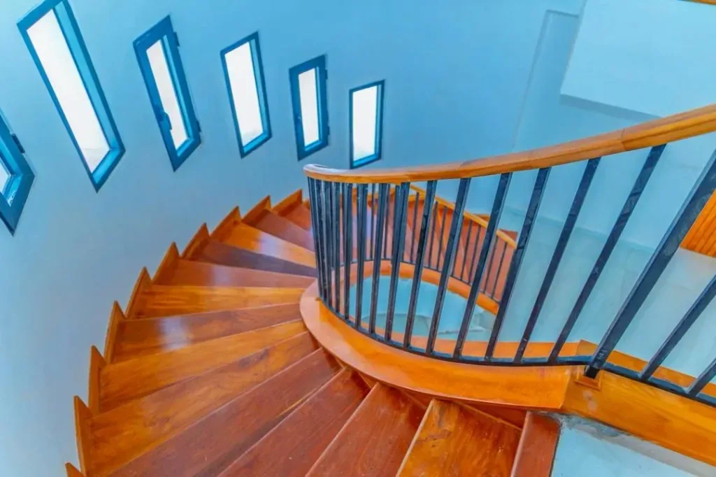 Escalier sur mesure — architecture intérieure, bois et courbes, réalisation ARREDA